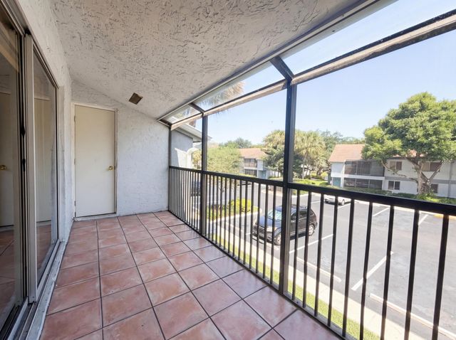 2737 S Oakland Forest Drive 202, Oakland Park, FL 33309