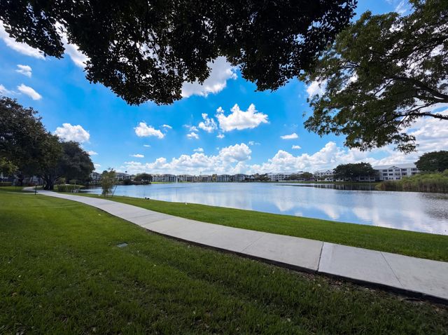 2737 S Oakland Forest Drive 202, Oakland Park, FL 33309
