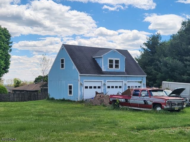 2 Abrams Rd, Holland Twp., NJ 08848