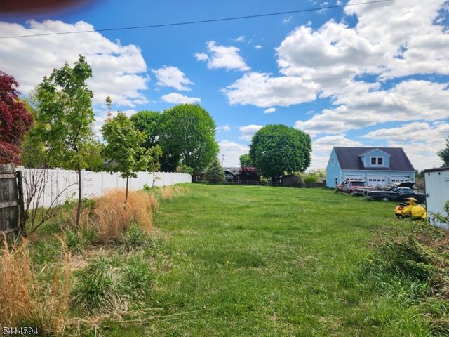 2 Abrams Rd, Holland Twp., NJ 08848