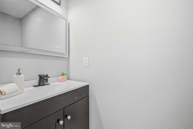 18 MAPLESHADE RD, Newark, DE 19702