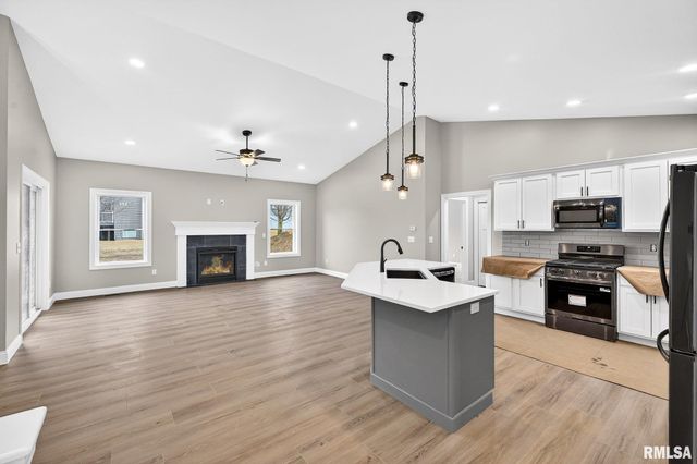 1617 KENSINGTON Drive, Washington, IL 61571