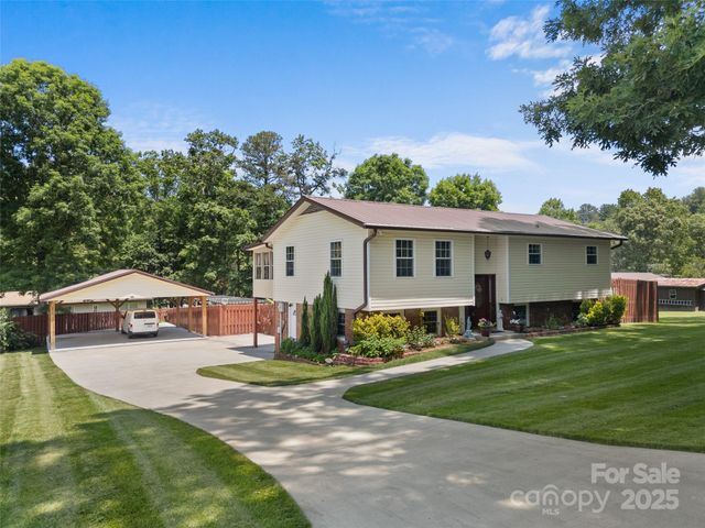 5 Granite Drive, Hendersonville, NC 28792