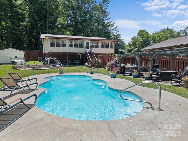 5 Granite Drive, Hendersonville, NC 28792