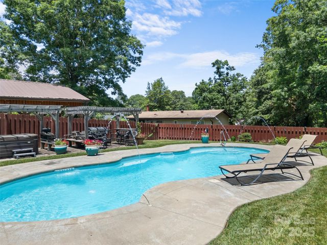 5 Granite Drive, Hendersonville, NC 28792