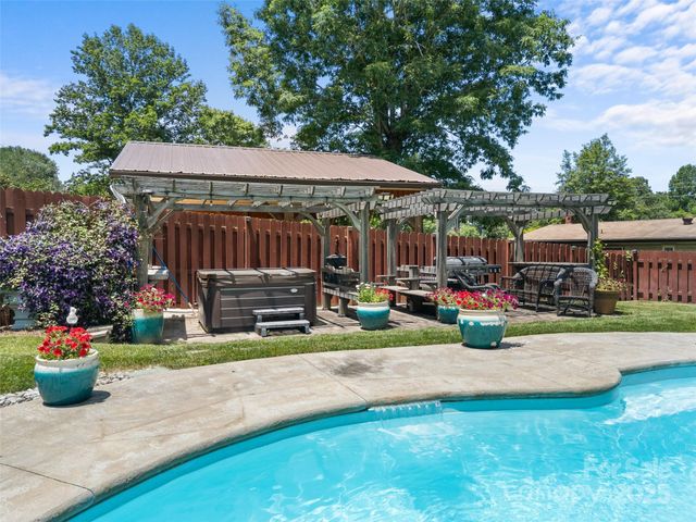 5 Granite Drive, Hendersonville, NC 28792
