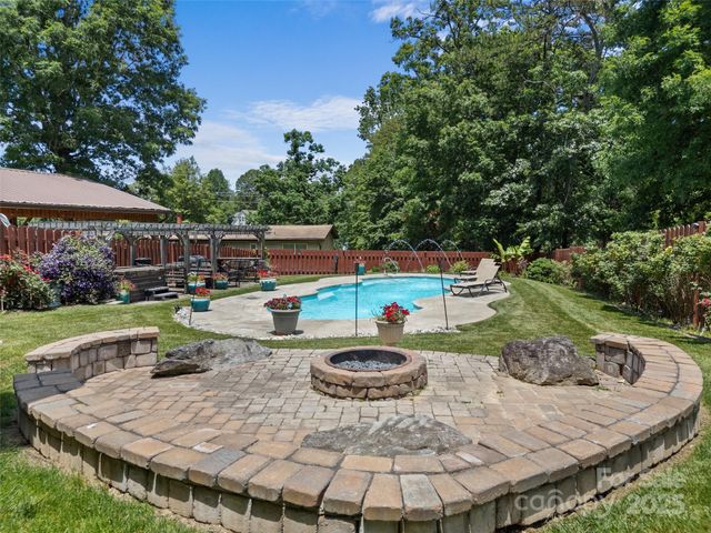5 Granite Drive, Hendersonville, NC 28792