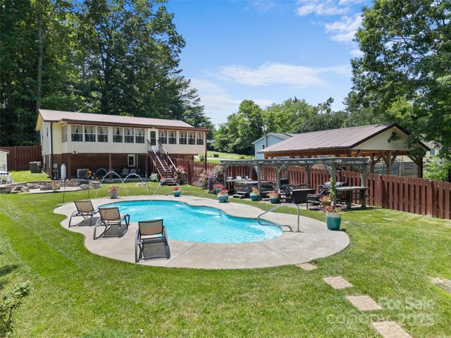 5 Granite Drive, Hendersonville, NC 28792