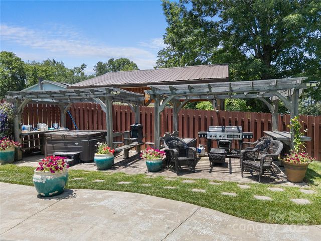 5 Granite Drive, Hendersonville, NC 28792