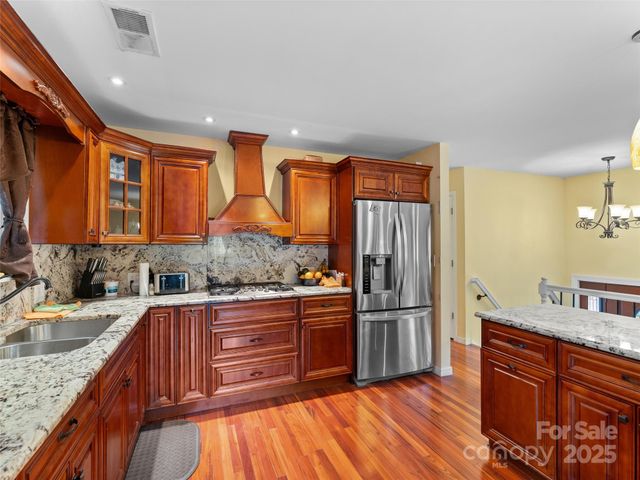 5 Granite Drive, Hendersonville, NC 28792