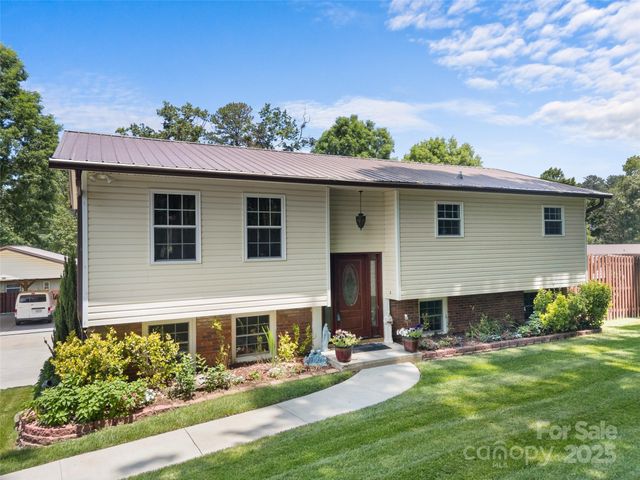 5 Granite Drive, Hendersonville, NC 28792