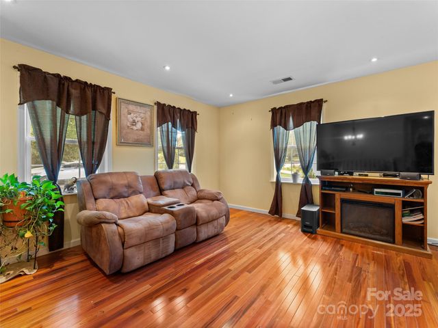 5 Granite Drive, Hendersonville, NC 28792