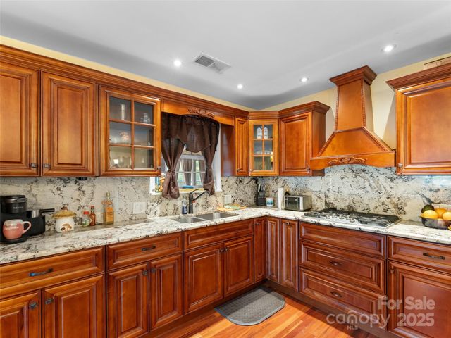 5 Granite Drive, Hendersonville, NC 28792