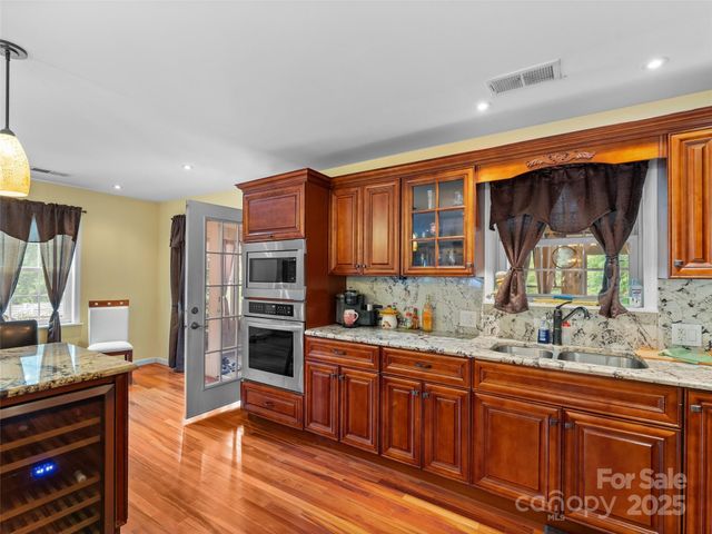 5 Granite Drive, Hendersonville, NC 28792