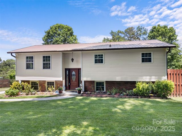 5 Granite Drive, Hendersonville, NC 28792