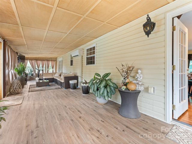 5 Granite Drive, Hendersonville, NC 28792
