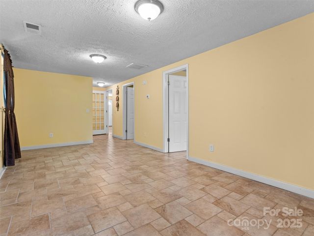 5 Granite Drive, Hendersonville, NC 28792