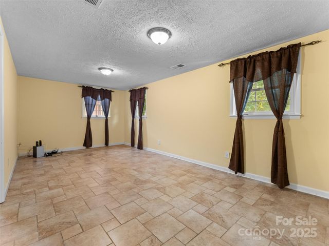 5 Granite Drive, Hendersonville, NC 28792