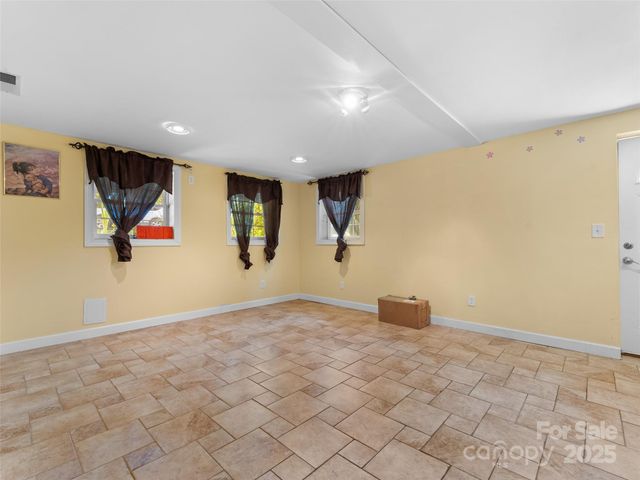 5 Granite Drive, Hendersonville, NC 28792