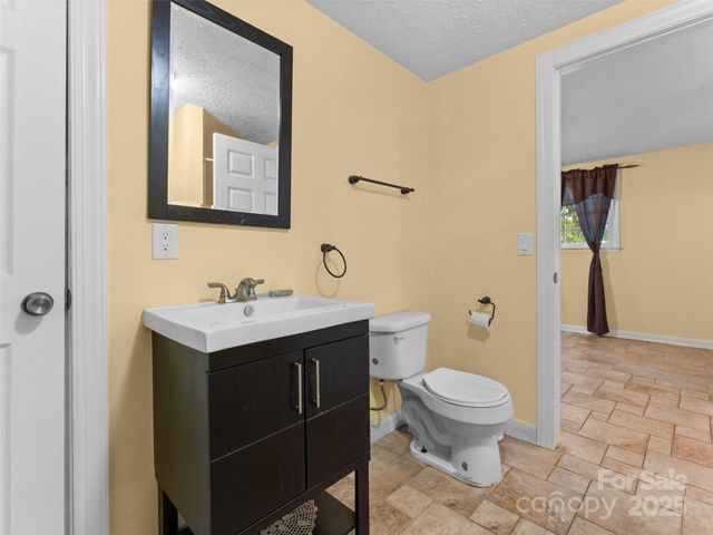 5 Granite Drive, Hendersonville, NC 28792