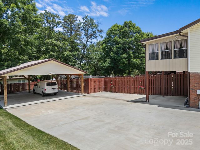 5 Granite Drive, Hendersonville, NC 28792