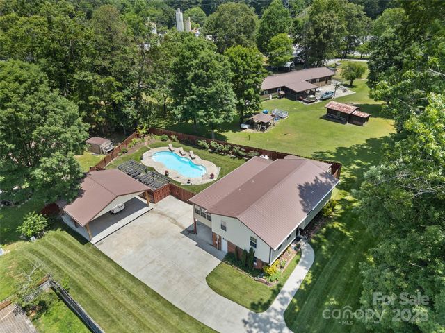 5 Granite Drive, Hendersonville, NC 28792