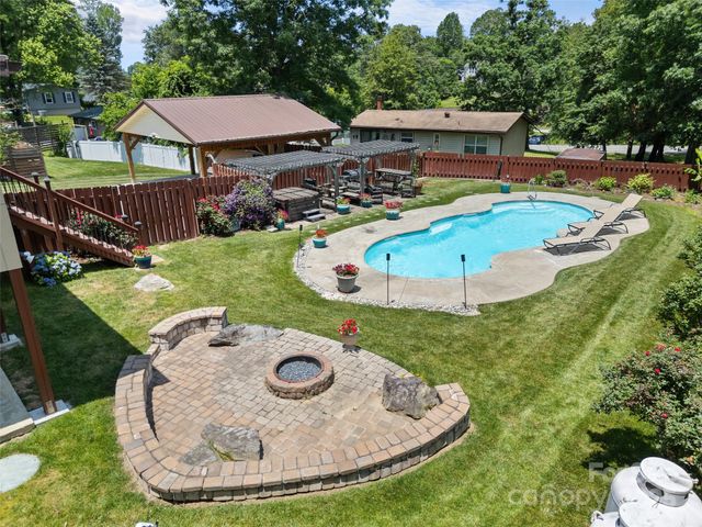 5 Granite Drive, Hendersonville, NC 28792