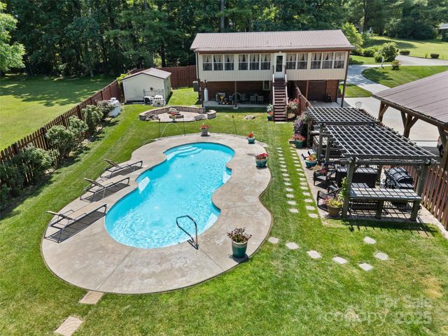 5 Granite Drive, Hendersonville, NC 28792