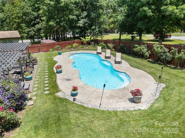5 Granite Drive, Hendersonville, NC 28792
