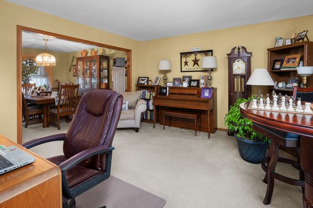 4327 REGENCY Place, Davenport, IA 52806