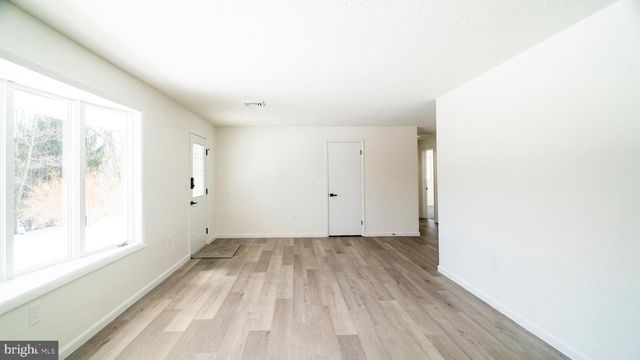 6152 PIGEON HILL RD, Spring Grove, PA 17362