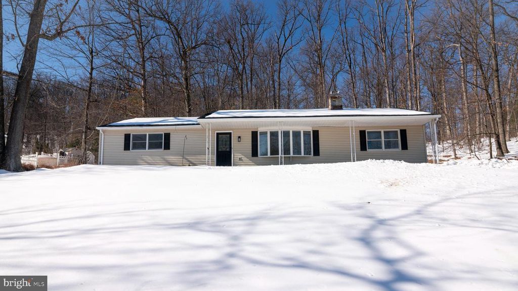 6152 PIGEON HILL RD, Spring Grove, PA 17362