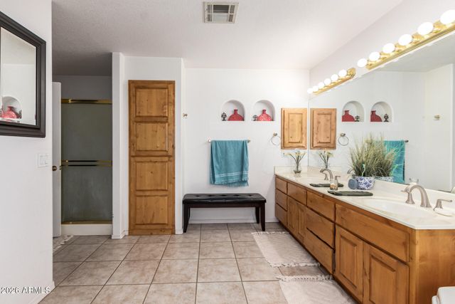 560 W TOPEKA Drive, Wickenburg, AZ 85390