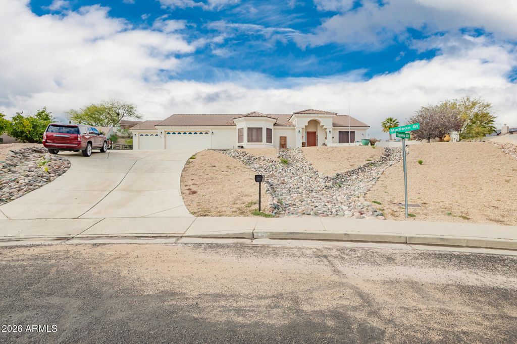 560 W TOPEKA Drive, Wickenburg, AZ 85390