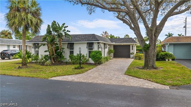 260 Lanchester CT 36, Naples, FL 34112