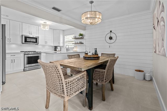 260 Lanchester CT 36, Naples, FL 34112
