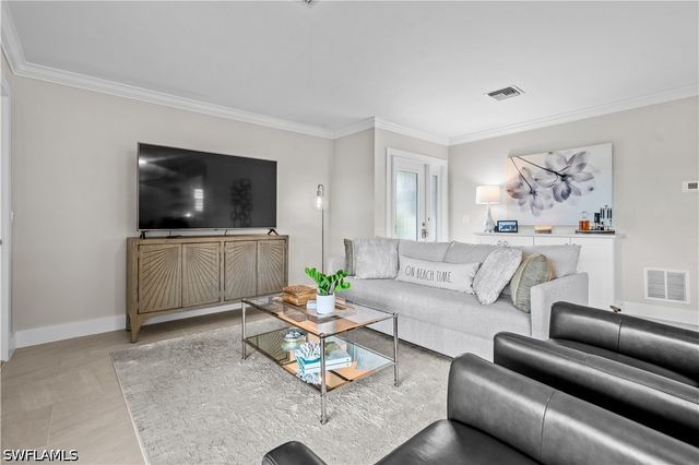260 Lanchester CT 36, Naples, FL 34112