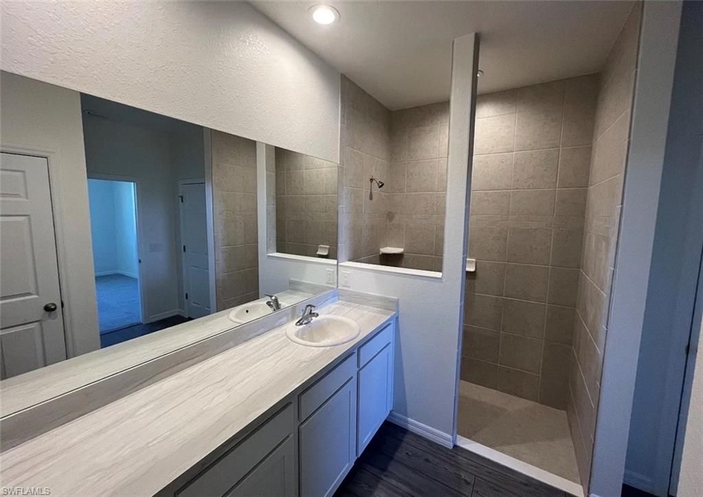 Image 7 of property listing at 916 NW 3rd AVE, Cape Coral, FL 33993