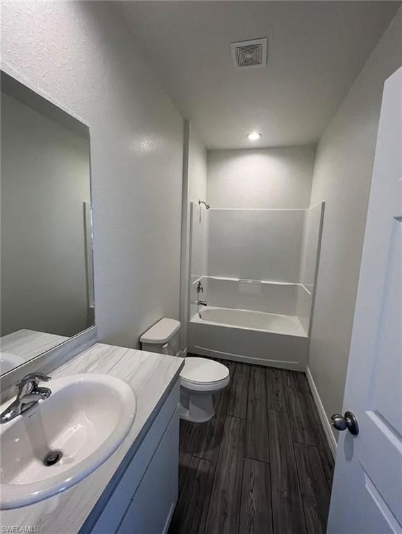 Image 8 of property listing at 916 NW 3rd AVE, Cape Coral, FL 33993