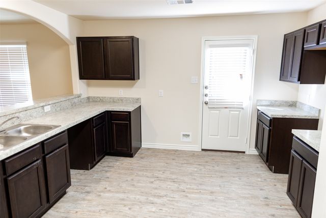 1607 Dove Circle, Ennis, TX 75119
