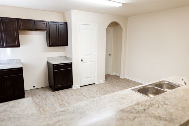 1607 Dove Circle, Ennis, TX 75119