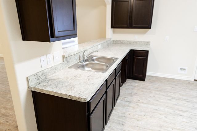 1607 Dove Circle, Ennis, TX 75119