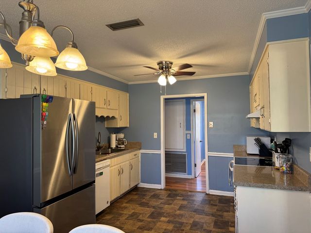 2102 Centenial, Dothan, AL 36303