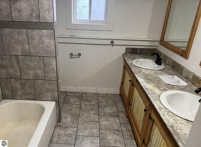 2827 N Luce Road, Alma, MI 48801