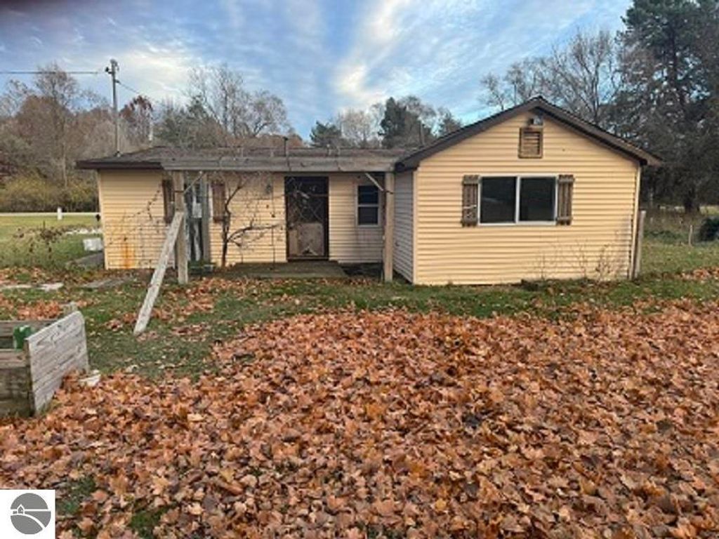 Image 2 of property listing at 2827 N Luce Road, Alma, MI 48801