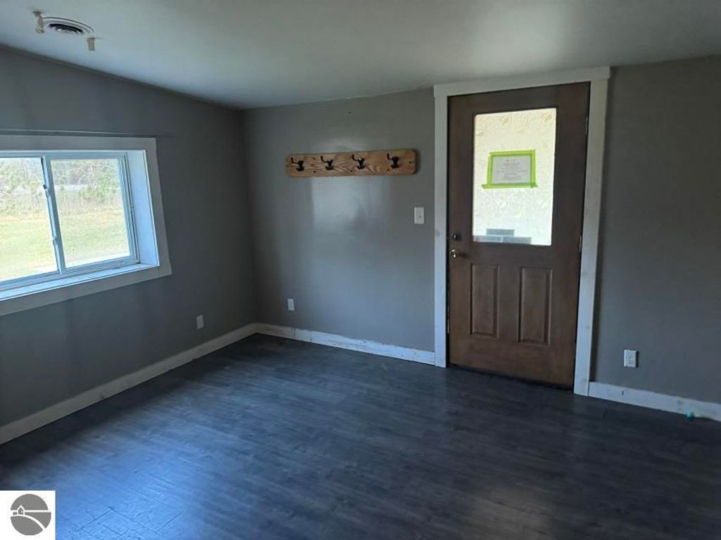 Image 4 of property listing at 2827 N Luce Road, Alma, MI 48801