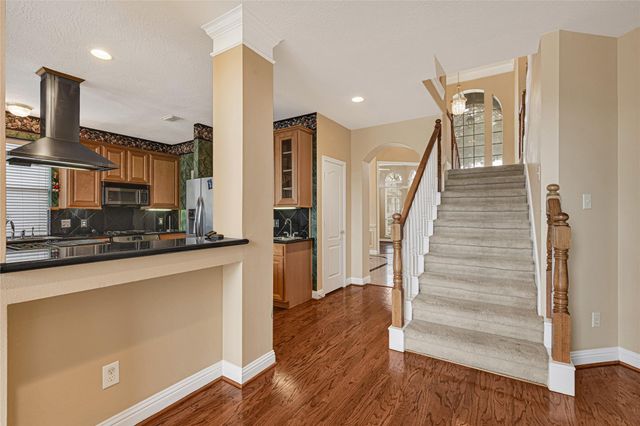 35 Parkway Place, Houston, TX 77040