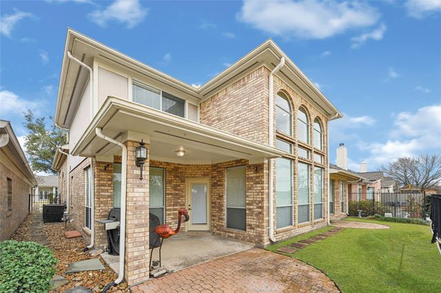 35 Parkway Place, Houston, TX 77040