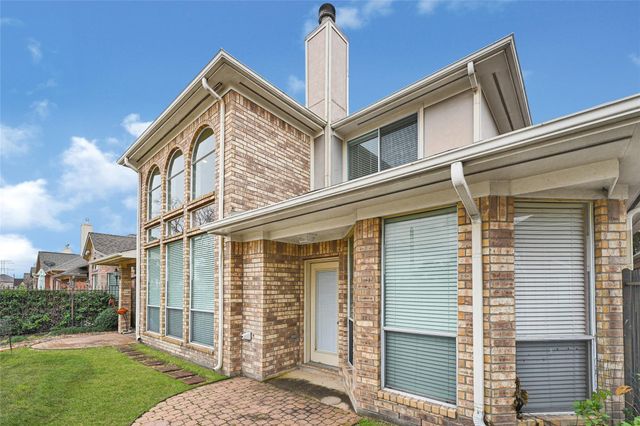 35 Parkway Place, Houston, TX 77040