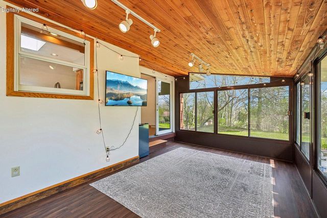 21715 Hillcrest DRIVE, Waukesha, WI 53186